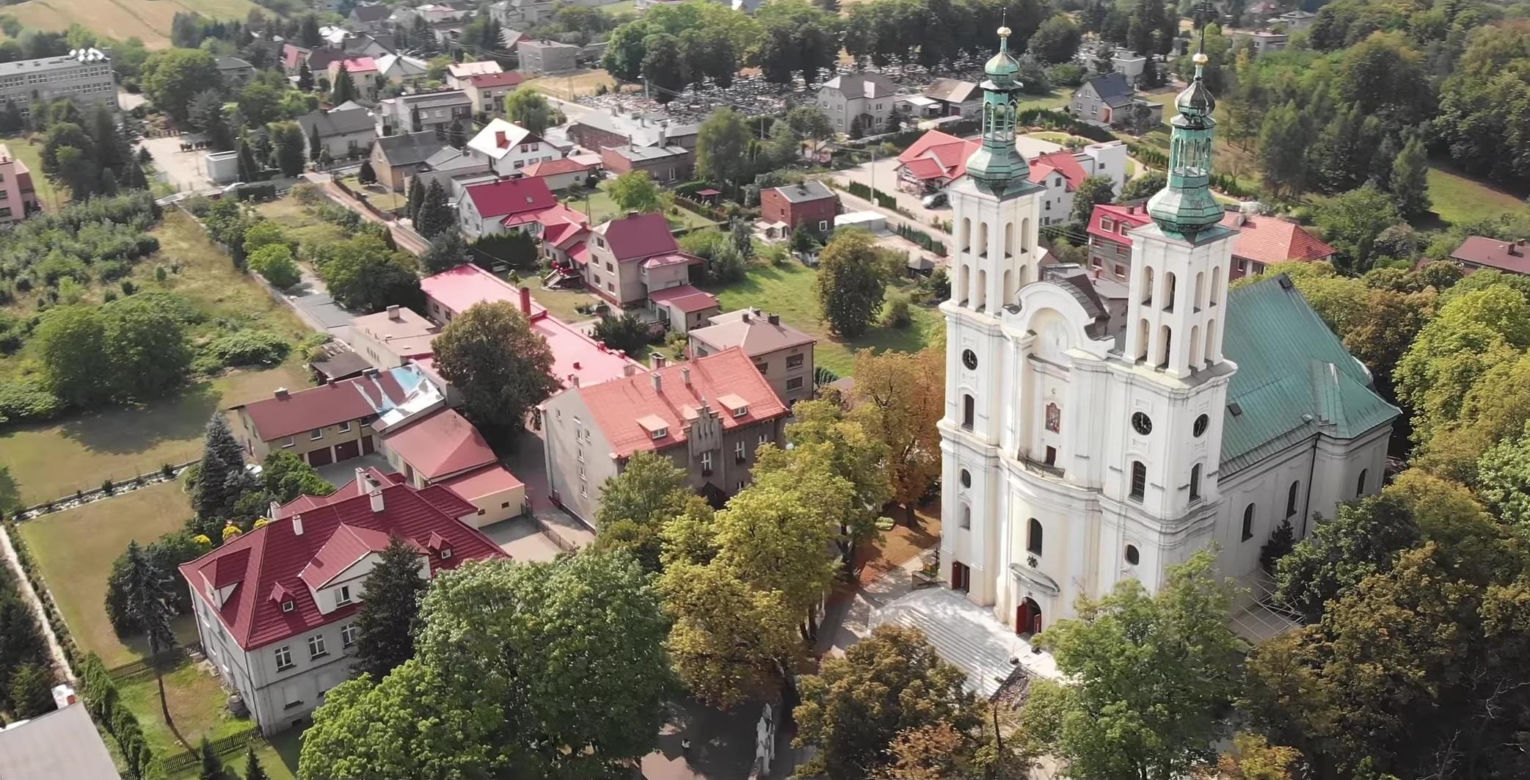Pszów: Śląska Perła Pielgrzymkowa z Uśmiechniętą Madonną. Odkryj "Wieś Psów"