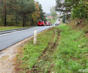 Groźny wypadek w Więcborku! Samochód wypadł z drogi i zatrzymał się na drzewie!
