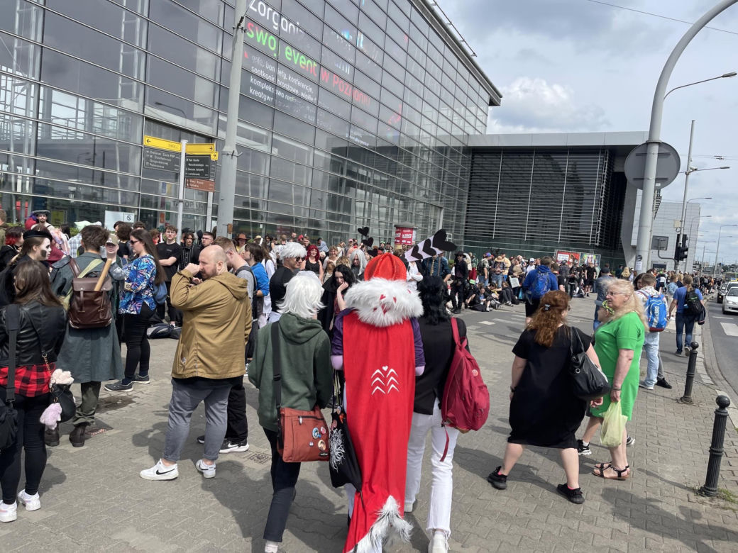 Pyrkon 2024 z kolejnym rekordem! Gigantyczna kolejka do wejścia ustawiała się na kilka godzin przed otwarciem! 