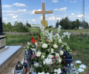 Grób Moniki Sz. (+23 l.) na cmentarzu w Jeleniewie rok po tragicznej śmierci