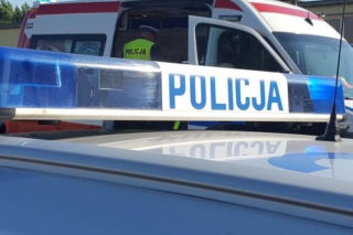 Starszy kierowca osobówki potrącił dziewczynkę na rowerze. Wypadek na rondzie w Lesznie 