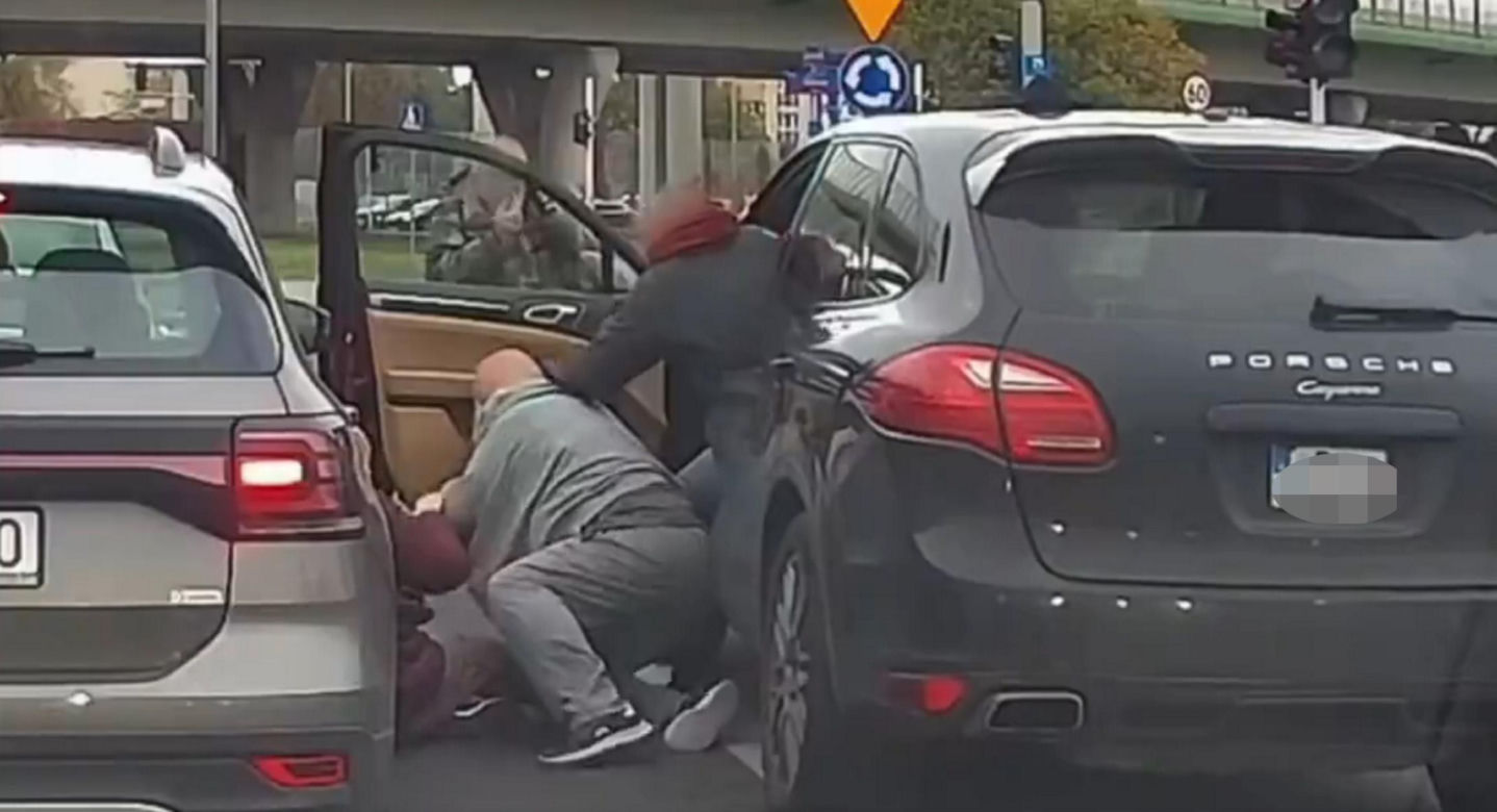 Kierowca Porsche zaatakował starszą kobietę. Chwilę potem uciekł spod świateł