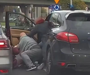 Kierowca Porsche zaatakował starszą kobietę. Chwilę potem uciekł spod świateł
