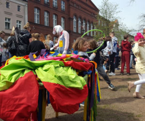 Zające chodzące i z czekolady w centrum Leszna
