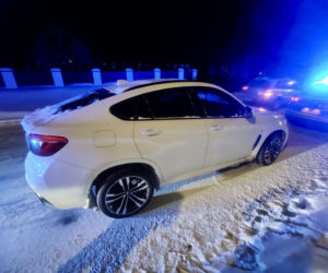 Zobaczyła otwarte BMW. Najpierw do niego wsiadła, a potem odjechała. To był błąd!