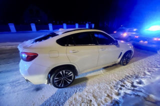 Zobaczyła otwarte BMW. Najpierw do niego wsiadła, a potem odjechała. To był błąd!