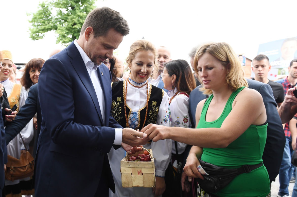 Kartuzy: Trzaskowski poskubał truskawek. Kaszubi go pogonili [ZDJĘCIA]