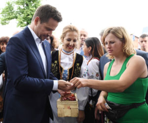 Kartuzy: Trzaskowski poskubał truskawek. Kaszubi go pogonili [ZDJĘCIA]