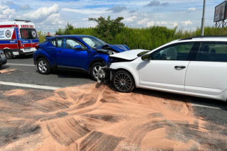 Piekary Śląskie. Czołowe zderzenie skody z toyotą! Dwie dziewczynki w szpitalu