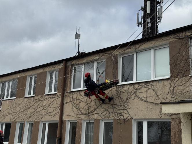 Potężne manewry strażaków na Pomorzu. Do akcji weszły psy ratownicze i policyjni antyterroryści