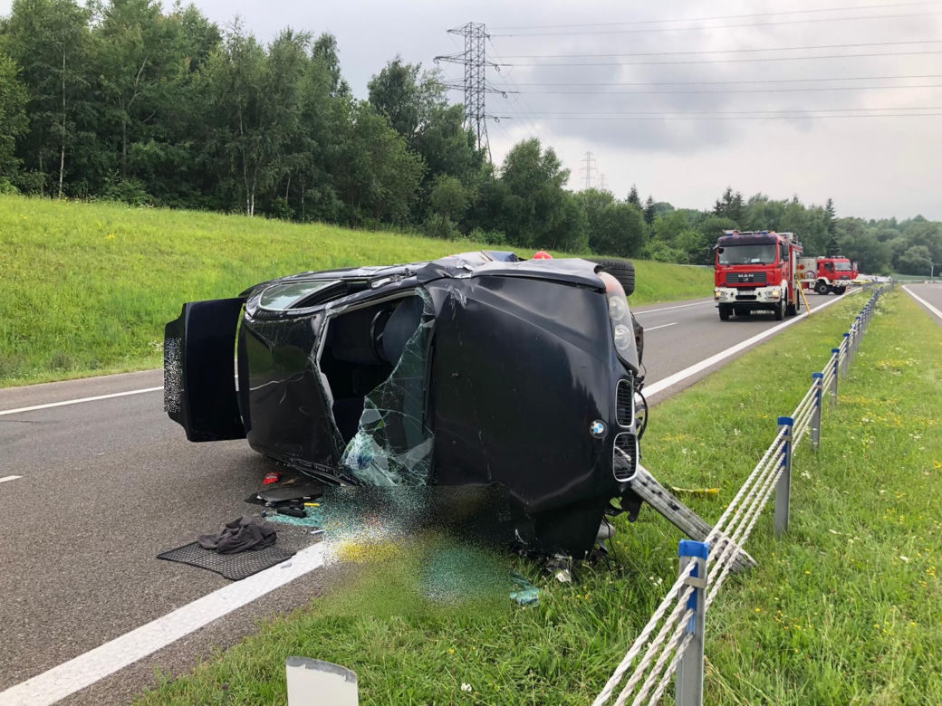 Jeden kierowca usnął za kółkiem, drugi nie opanował swojego bmw. Dwa groźne dachowania w regionie 