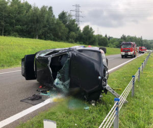 Jeden kierowca usnął za kółkiem, drugi nie opanował swojego bmw. Dwa groźne dachowania w regionie 