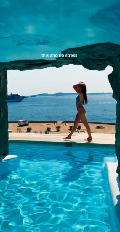 Roxie Węgiel relaksuje się w Mykonos