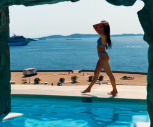 Roxie Węgiel relaksuje się w Mykonos