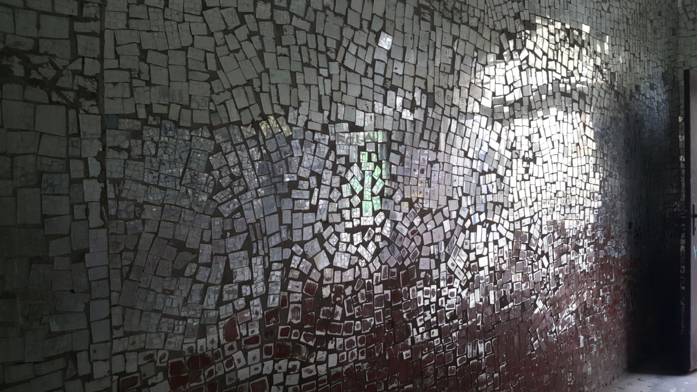 Lusterka zdobią bramę w centrum Bydgoszczy
