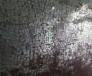 Lusterka zdobią bramę w centrum Bydgoszczy