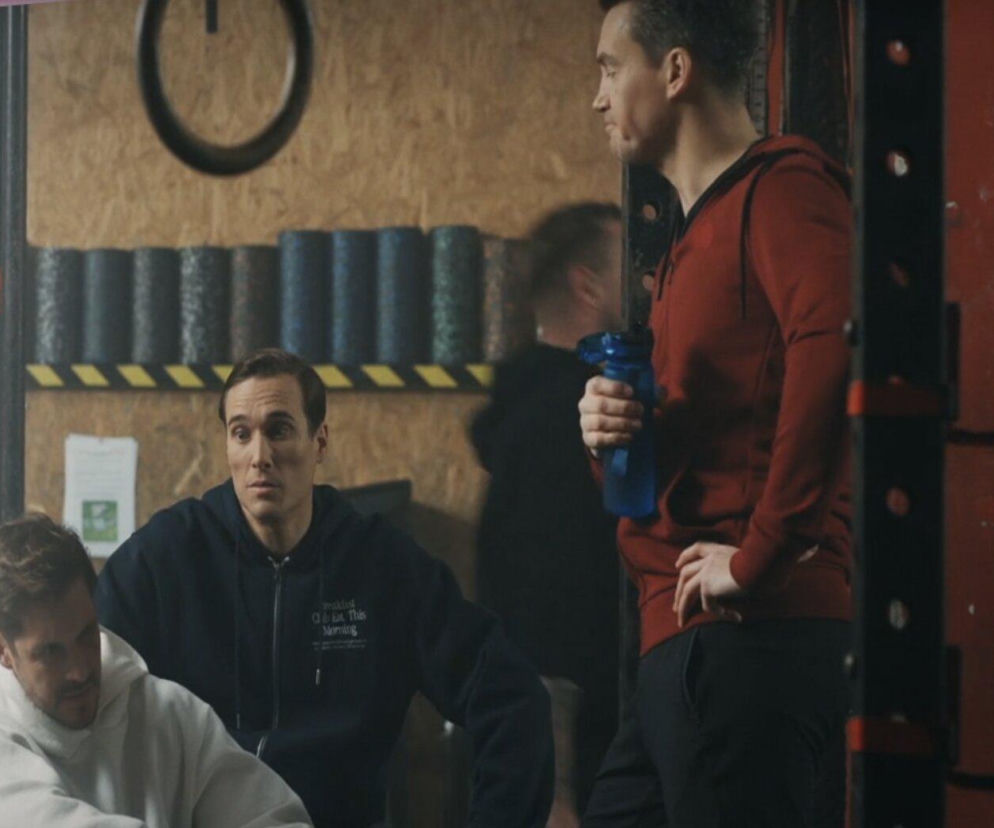 Trzej mężczyźni podczas treningu na siłowni. Olek (Maurycy Popiel) w granatowej bluzie patrzy w lewo, Jakub (Krzysztof Kwiatkowski) w czerwonej bluzie trzyma niebieską butelkę i odwraca się bokiem. Marcin (Mikołaj Roznerski) w białej bluzie siedzi na pierwszym planie. Więcej o ich losach w M jak miłość na Super Seriale.