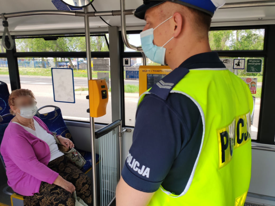 Mieszkańcy Torunia zdjęli maseczki i ruszyli na miasto. Policja sprawdza, czy nie łamią obostrzeń