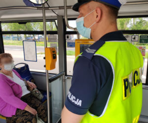 Mieszkańcy Torunia zdjęli maseczki i ruszyli na miasto. Policja sprawdza, czy nie łamią obostrzeń