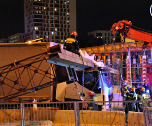 Warszawa. TIR uderzył w stalową belkę pod nowo budowany wiadukt