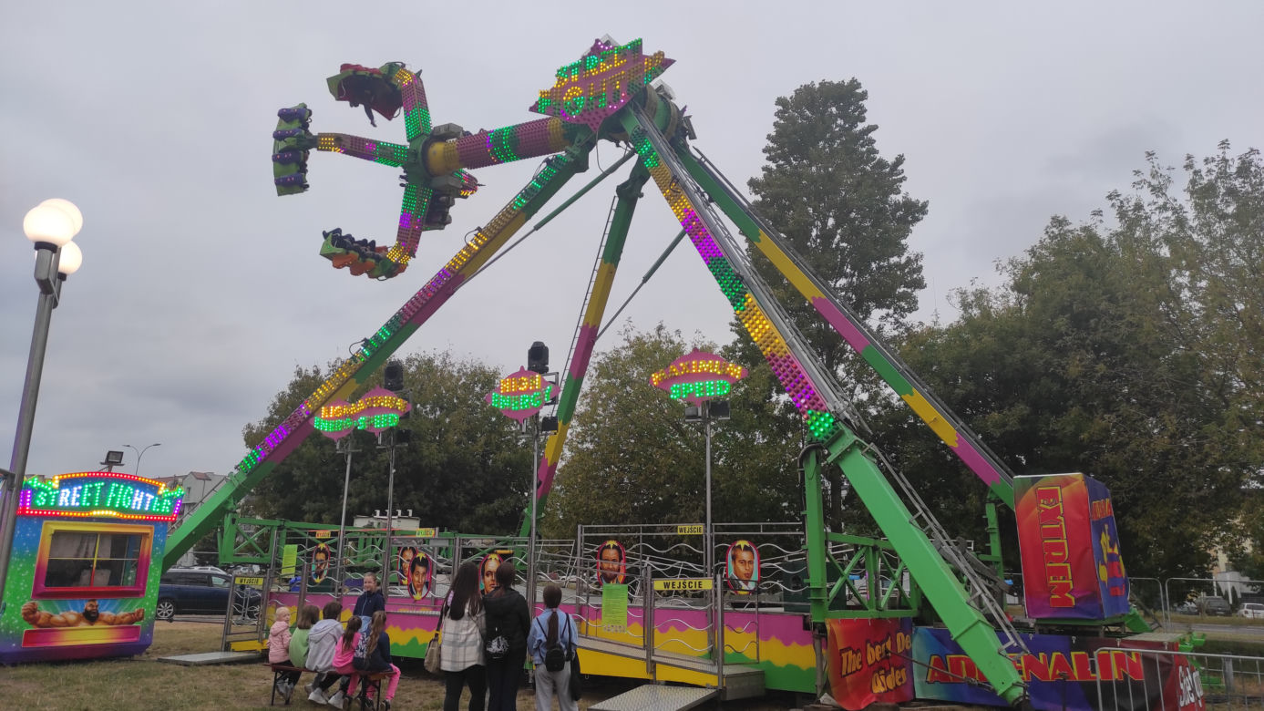 Białystok. Na osiedlu Zielone Wzgórza rozstawił się lunapark