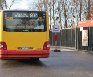 Pustki w autobusie nowej linii dla seniorów
