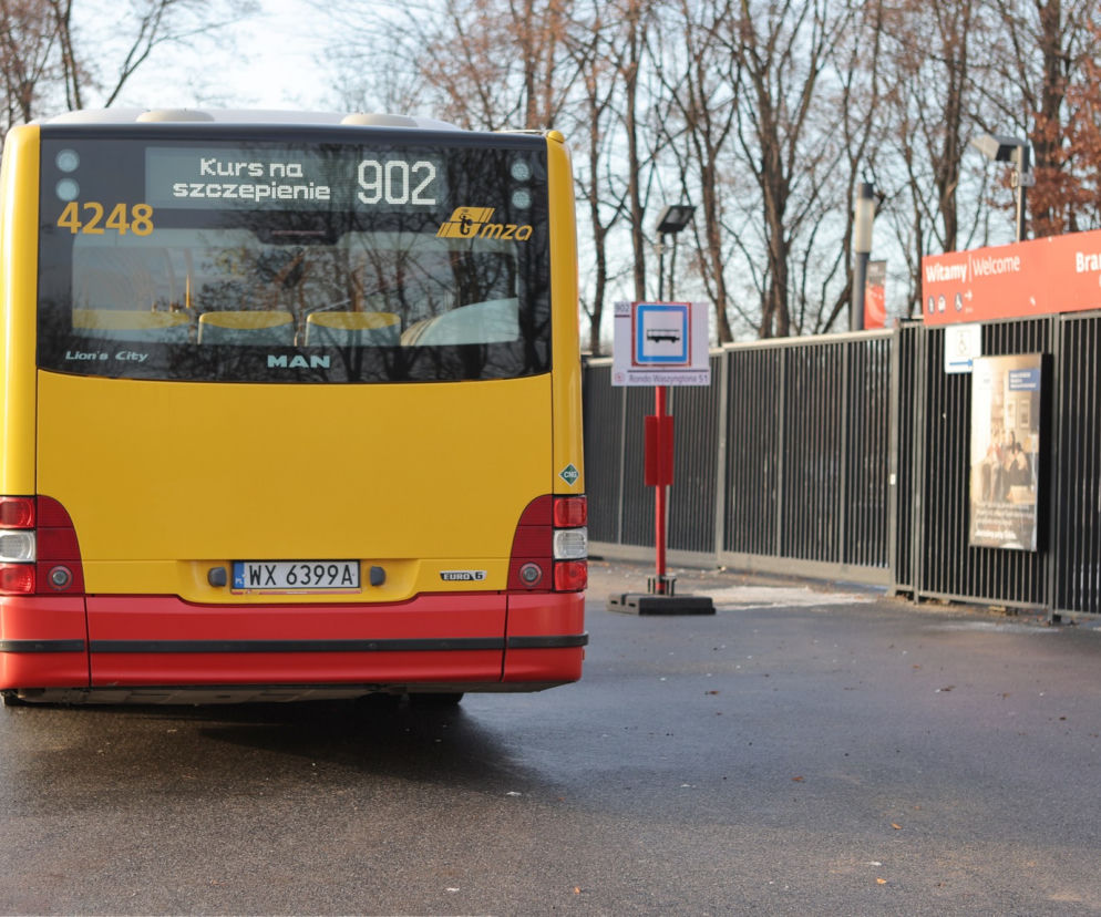 Pustki w autobusie nowej linii dla seniorów