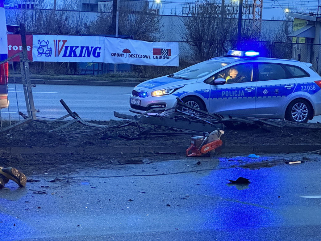 Totalnie roztrzaskał sportowego mustanga. Potworne dachowanie na Radzymińskiej