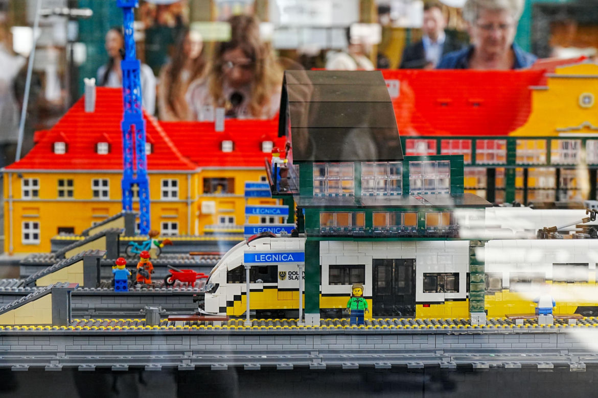 Widzieliście kiedyś makietę dworca z lego? Teraz możecie w Legnicy 