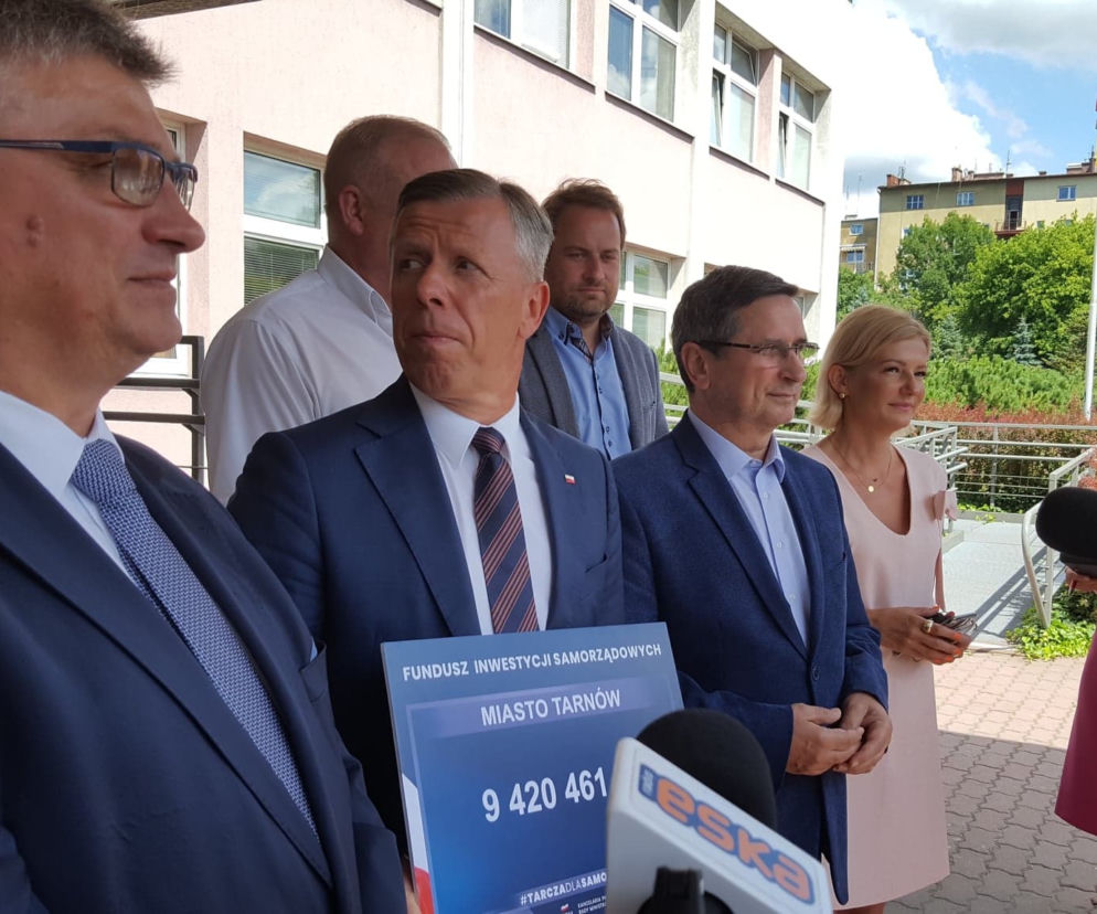 Czek na blisko 9,5 mln zł potwierdzający przyznanie środków w ramach Funduszu Inwestycji Samorządowych