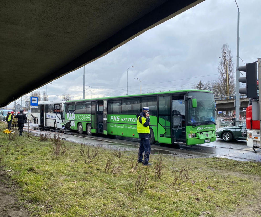 Autobus PKS wjechał w tył drugiego na ul. Gdańskiej w Szczecinie