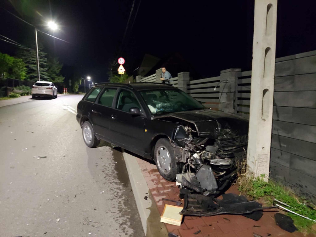 Nocny wypadek na Moniuszki w Starachowicach. Kierowca Audi uciekł z miejsca zdarzenia