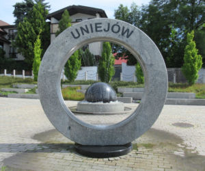 To najpiękniejsze uzdrowisko w woj. łódzkim. Turyści zachwycają się unikatowym zamkiem