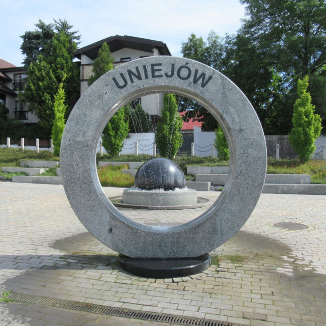 To najpiękniejsze uzdrowisko w woj. łódzkim. Turyści zachwycają się unikatowym zamkiem