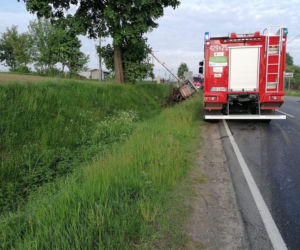 Wypadek w Szczuczynie. Pijany kierowca osobówki uderzył w ciągnik [ZDJĘCIA]