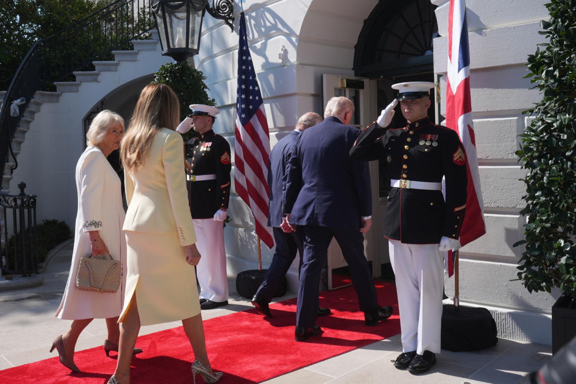 Król Karol i królowa Kamila u Trumpów. Melania dała im herbatę, a potem pokazała pasiekę w kształcie Białego Domu
