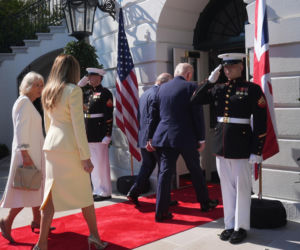 Król Karol i królowa Kamila u Trumpów. Melania dała im herbatę, a potem pokazała pasiekę w kształcie Białego Domu