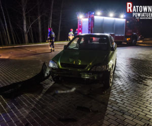 Wypadek w miejscowości Szeligi: Pijany nastolatek uderzył w drzewo na parkingu przy plaży