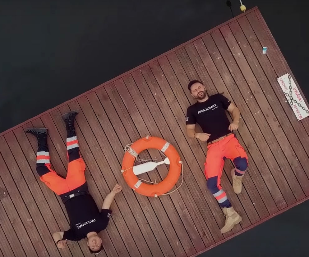 Strażacy, ratownicy medyczni, policjanci, żołnierze nagrali cover KęKę! Dla powodzian z Trzcinicy [WIDEO]