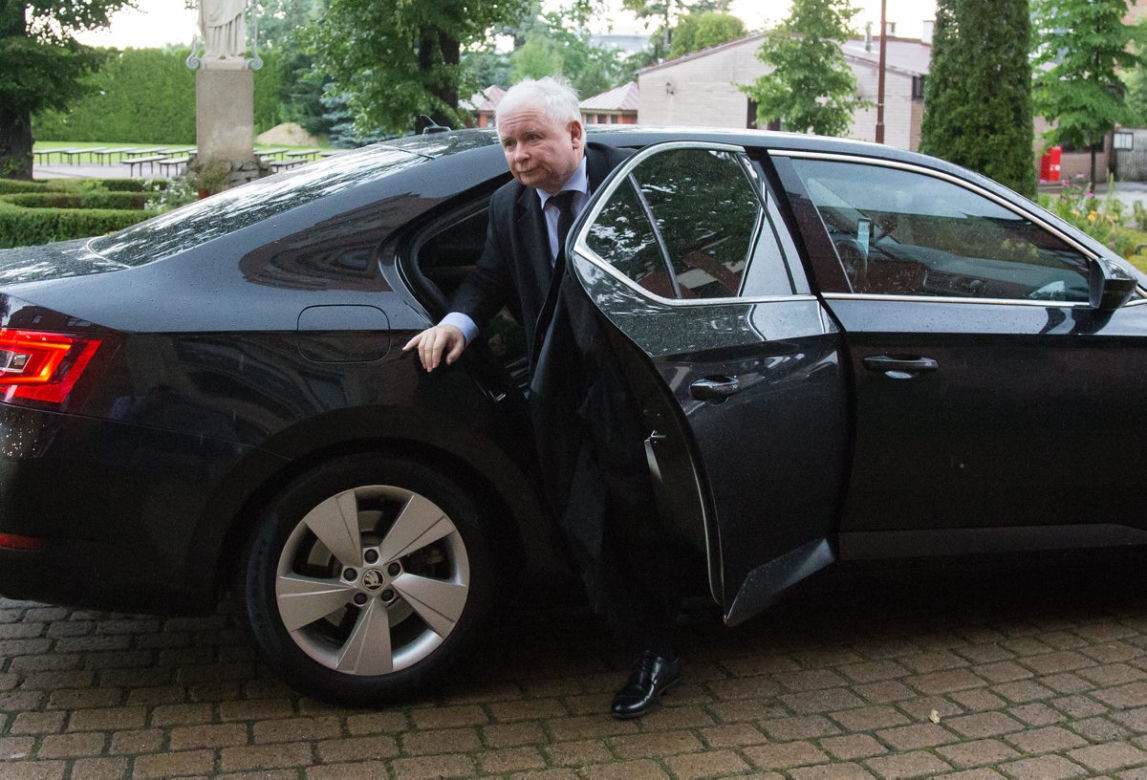 Kaczyński dał Kurskim srebrną cukiernicę