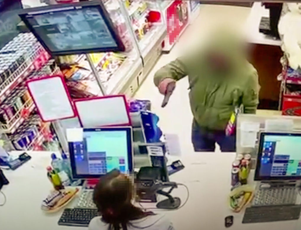 Rabuś z Ostródy napadł na stację. Zamiast wielkiej fortuny, zabrał białego misia