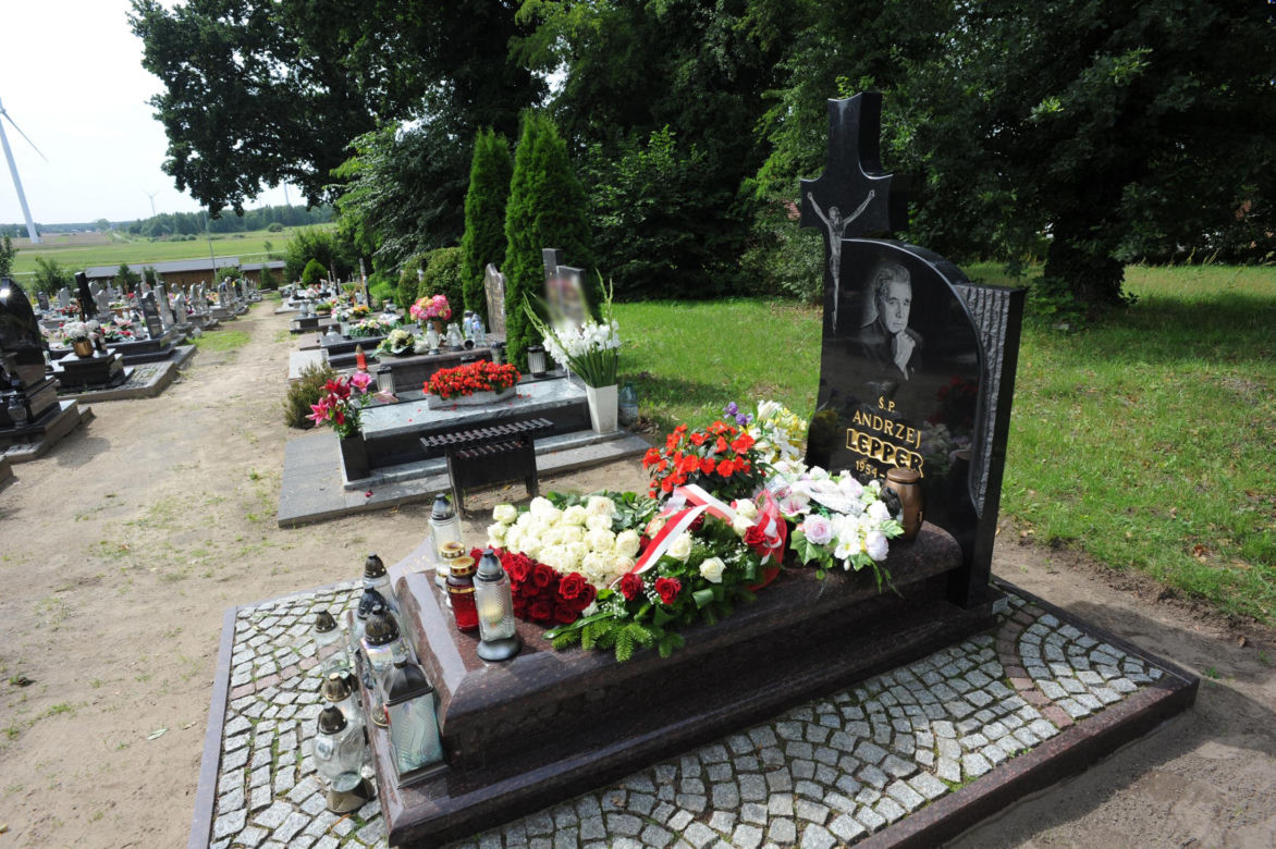 Rocznica tragicznej śmierci Andrzeja Leppera. Oto, jak wygląda jego grób 12 lat od śmierci