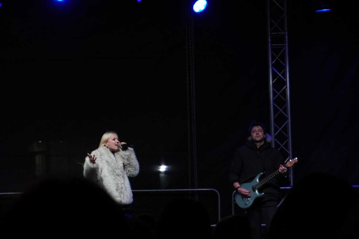 Koncert Gosi Andrzejewicz podczas jarmarku świątecznego na MTP