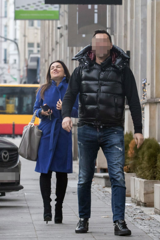 Beata Tadla z partnerem trzymają się za ręce. 