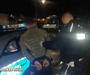 Audi A6 uderzyło w mur i zawisło na barierce przy schodach