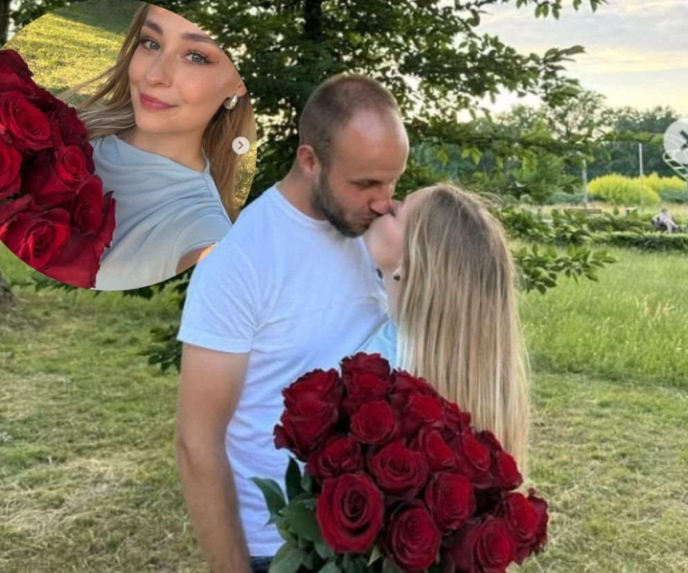 Arkadiusz Pożarowszczyk i Julia Bartenowska z programu Rolnik szuka żony całują się w plenerze. Julia w tle uśmiecha się, trzymając bukiet czerwonych róż. Zdjęcia tej pary, dostępne na naszym portalu, pokazują, że są razem wbrew wielu spekulacjom.