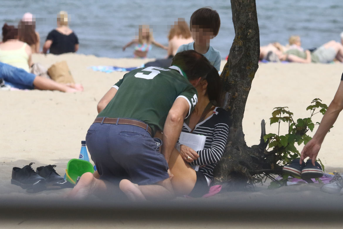 Marta Kaczyńska z mężem, synkiem Stasiem i dziećmi jej męża na plaży w Sopocie