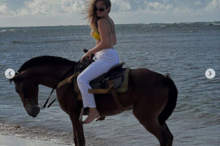 Wiktoria Gąsiewska galopuje po plaży w bikini. Miała być bajkowa scena, jest afera!
