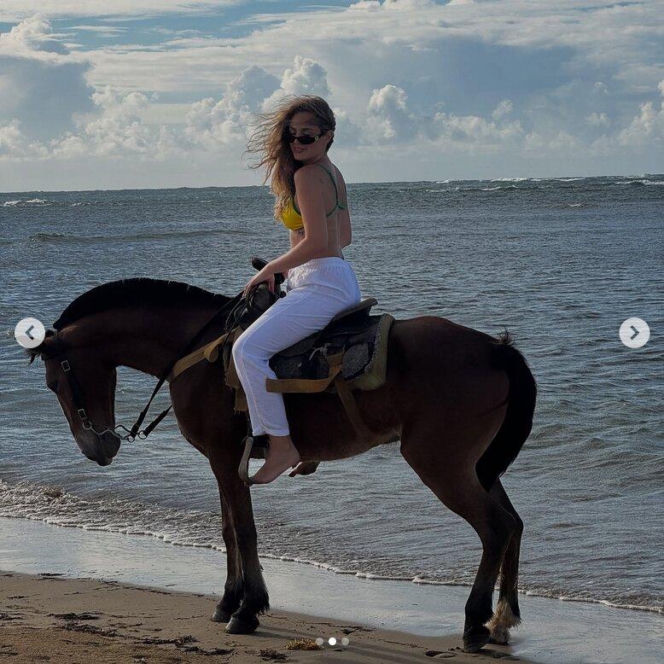 Wiktoria Gąsiewska galopuje po plaży w bikini. Miała być bajkowa scena, jest afera!