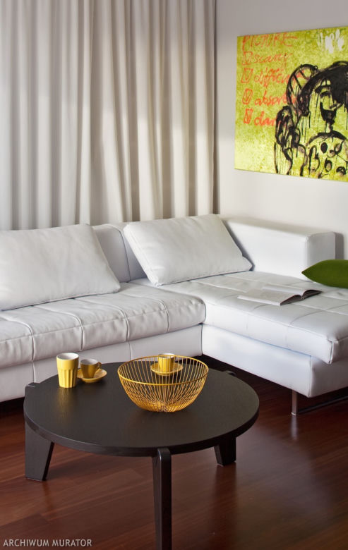Biała sofa w salonie